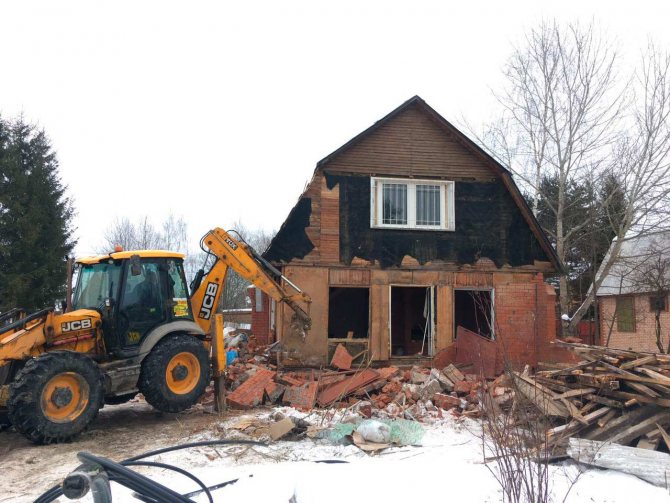 Знесення старого будинку