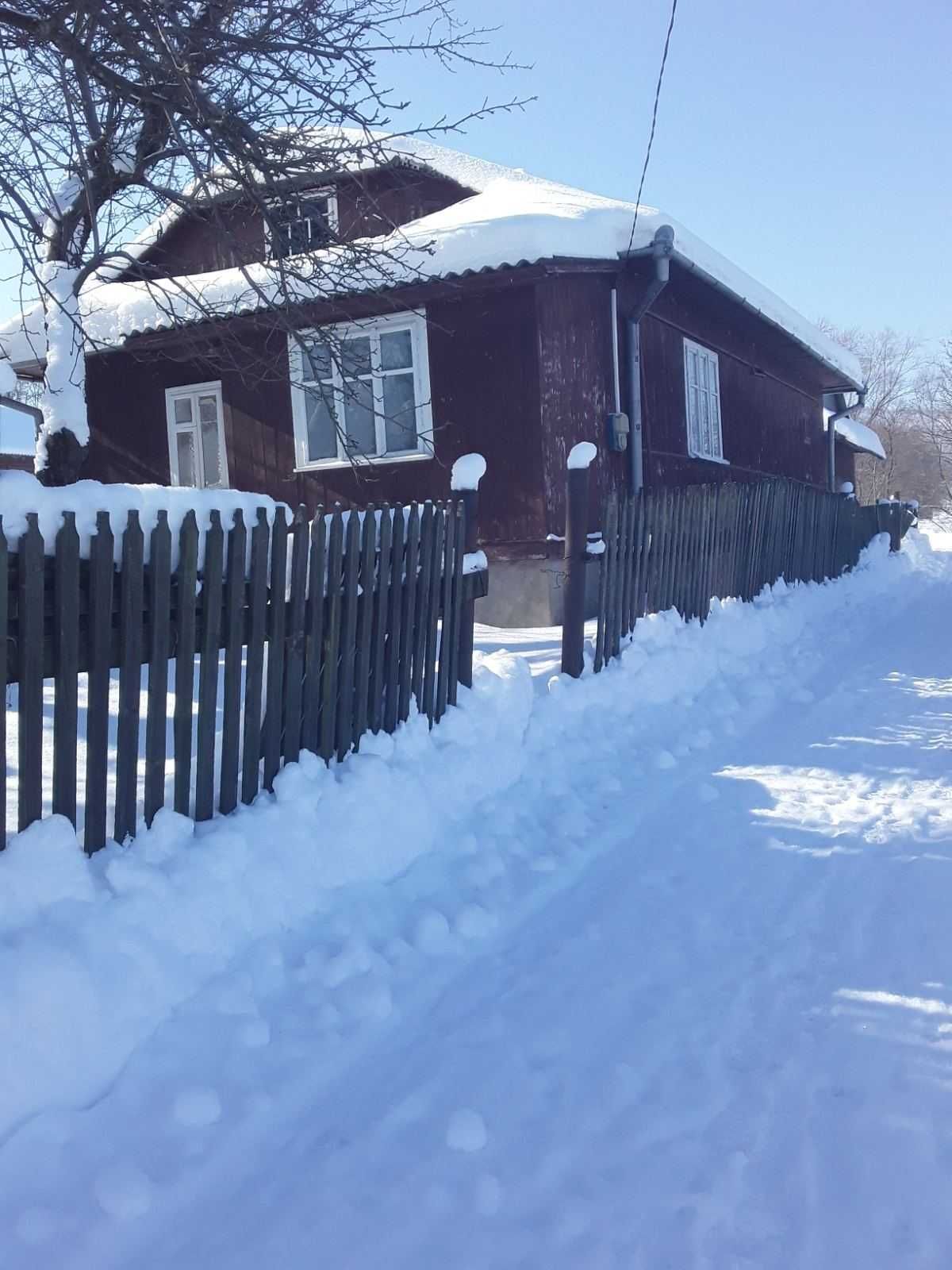Дом - деревянный сруб.