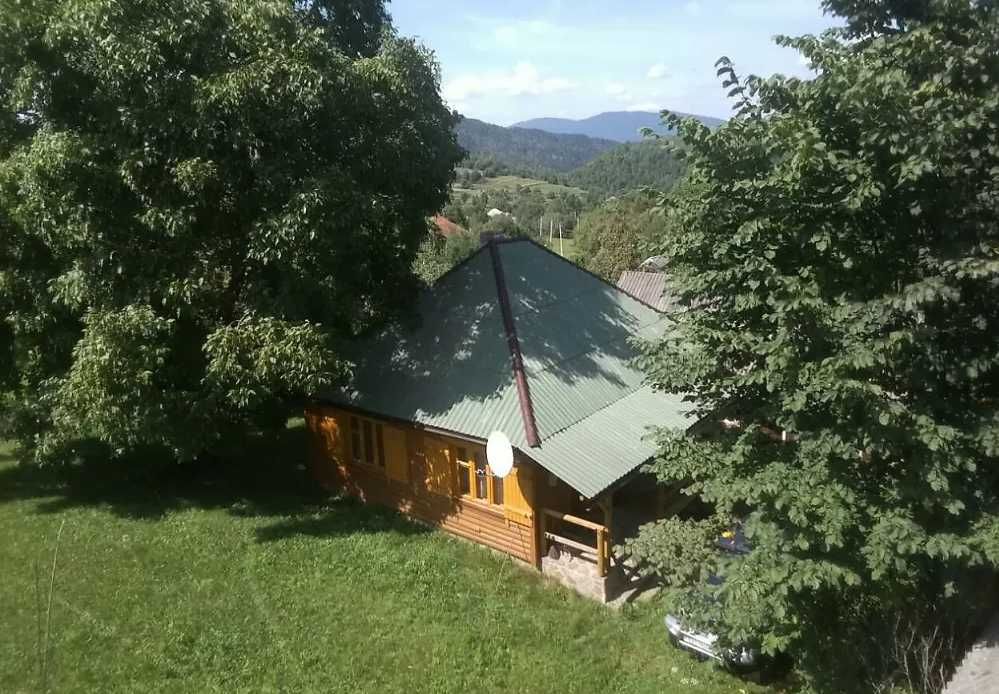 Деревяний будинок в горах