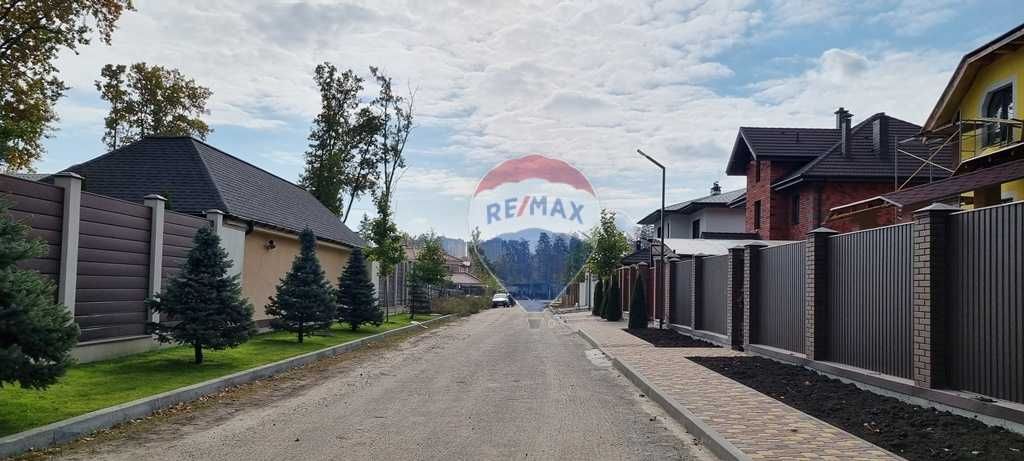Участок 20 соток в Киеве в коттеджном городке в лесу