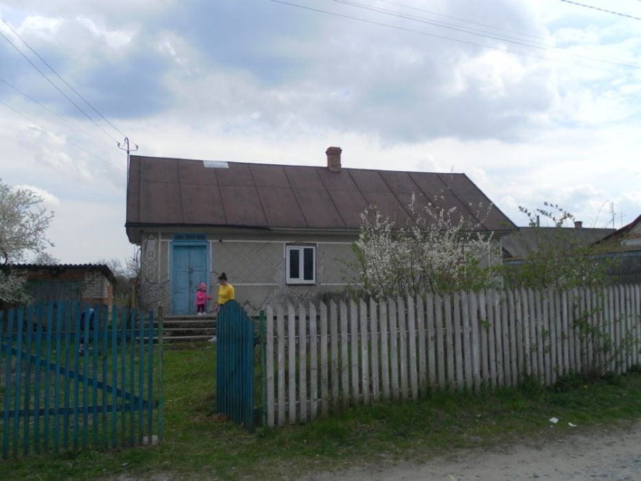 будинок із земельною ділянкою